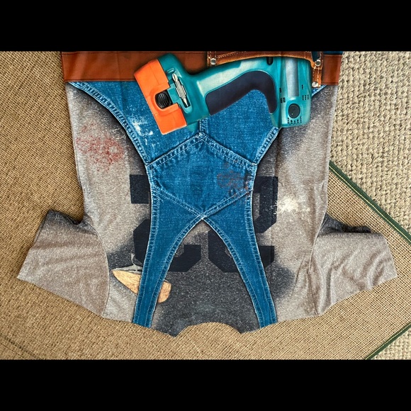 New with tags!Faux real T-shirt
Size Small Graphic”The Handyman”
100% polyester - Picture 2 of 9